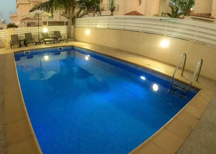 Villa Alba, Luxury 4 Bdrm With Heated Pool Protaras